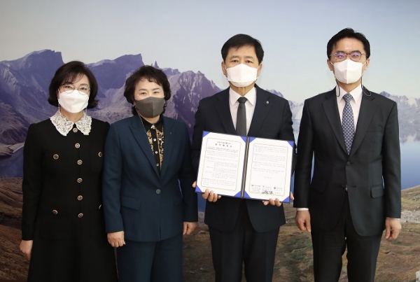 ▲전라남도교육청이 농림축산식품부, 서울특별시교육청과 24일 ‘농촌유학 활성화를 위한 업무협약’을 체결했다.(사진제공=전라남도교육청)