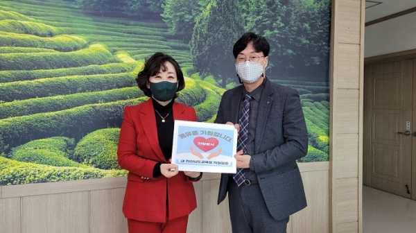 ▲전라남도교육청은 24일 혈액암 투병 중인 보성 지역 고교생을 위한 헌혈증서를 전달했다.(사진제공=전라남도교육청)