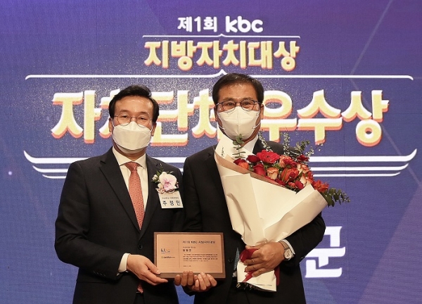 ▲이상익 함평군수(사진 오른쪽)가 28일 KBC광주방송 사옥에서 열린 제1회 KBC 지방자치대상 자치단체 우수상을 수상하고 주정민 전남대학교 정책대학원장과 기념사진 촬영을 하고 있다.(사진제공=함평군)