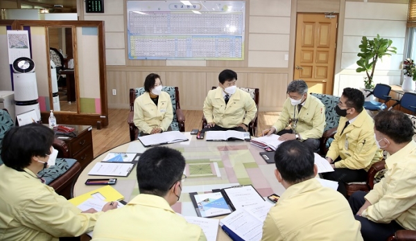 ▲장석웅 전남교육감은나주교육지원청을 방문 학교 방역 준비상황을 점검했다.(사진제공=전라남도교육청)
