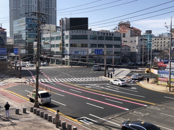 ▲목포시가 교통사고가 잦았던 이마트 오거리에 대한 교통환경 개선을 완료했다.(사진제공=목포시)