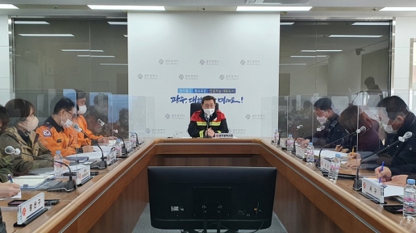 ▲이용섭 광주광역시장이 8일 오전 재난상황실에서 열린 봄철 산불대책 관계관 회의에 참석해 산불 방지에 총력을 기울여줄 것을 당부하고 있다.(사진제공=광주광역시)