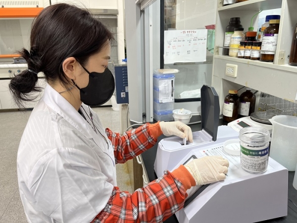 ▲고흥군은 축산농가를 대상으로 가축분뇨 부숙도 검사를 무료로 실시하고 있다.(사진제공=고흥군)