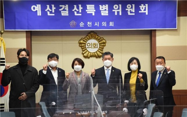 ▲순천시의회 예산결산특별위원회가 지난 14일 열린 제 258회 임시회를 갖고 기념촬영을 하고 있다.(사진제공=순천시의회)