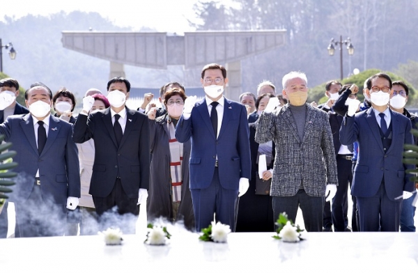 ▲이용섭 광주광역시장이 16일 오전 북구 운정동 국립5·18민주묘지에서 열린 '제42주년 5·18민중항쟁기념행사위원회 출범식'에서 참석해 행사위원들과 '임을 위한 행진곡'을 부르고 있다.(사진제공=광주광역시)
