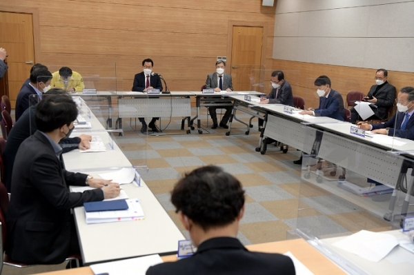 ▲문영훈 광주광역시 행정부시장이 16일 오전 시청 세미나실에서 열린 부실공사척결추진 관계기관 간담회 회의를 주재하고 있다. (사진제공=광주광역시)