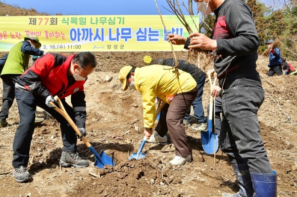 ▲장성군이 제77회 식목일을 기념해 북하면 성암리 용동마을에서 나무심기 행사를 가졌다.(사진제공=장성군)