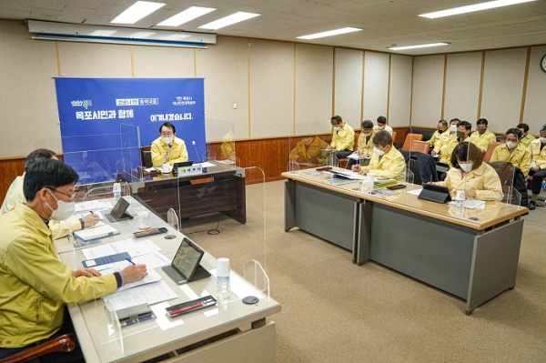 ▲목포시가 지난 16일 지역 내 코로나19 확산세 증가에 따른 방역 대응 상황 점검과 방역관리 강화를 위해 ‘지역확산 방지대책 회의’를 개최했다.(사진제공=목포시)