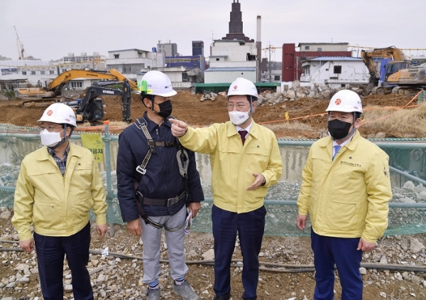 ▲이용섭 광주광역시장이 17일 오후 남구 주월장미 재건축정비사업 해체공사장을 방문해 김병내 남구청장과 공사현장에 대한 안전 점검을 실시하고 있다.(사진제공=광주광역시)