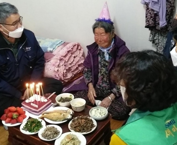 ▲장흥군 회진면지역사회보장협의체에서는 만 90세이상 장수어르신 생신을 맞아 생신상 차려드리기 사업을 추진했다.(사진제공=장흥군)