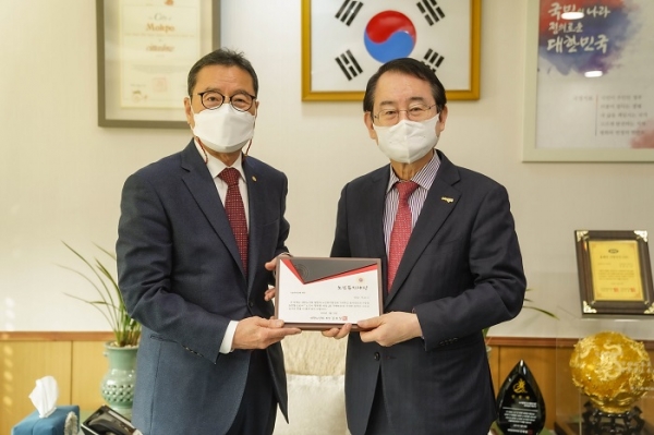 ▲목포시가 2022년 제1회 대한노인회 노인복지대상 기초자치단체 분야에서 ‘대상’을 수상했다.(사진제공=목포시)