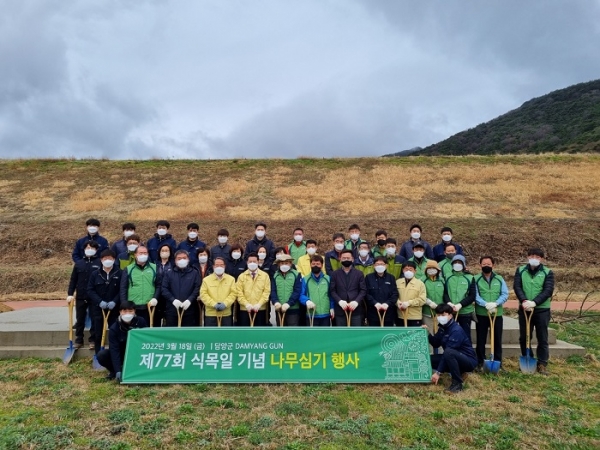 ▲담양군은 지난 18일 제77회 식목일을 맞아 대전면 대아제 체육공원 일원에서 나무심기 행사를 갖고 기념촬영을 하고 있다.(사진제공=담양군)