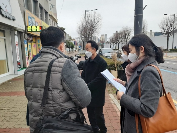 ▲광주동부교육지원청이 지난 18일 동부경찰서와 함께 새학기 학교 주변 유해환경으로부터 안전한 교육환경을 조성하기 위한 합동단속을 실시했다.(사진제공=광주동부교육지원청)