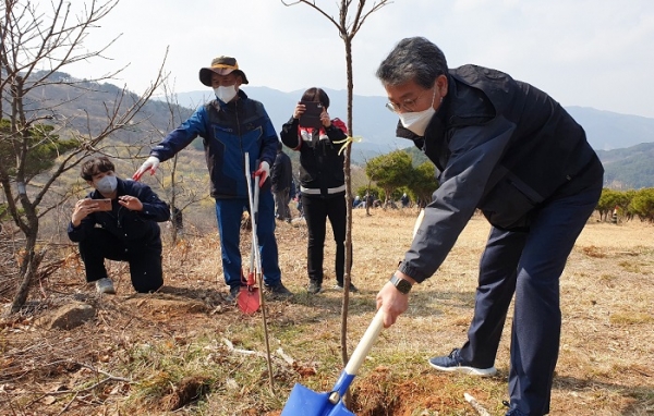 ▲구례군은 23일 제77회 식목일을 기념하고 산동면 구례자연휴양림 주변 야산에서 나무심기 행사를 추진했다.(사진제공=구례군)