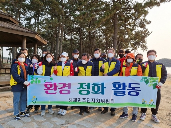 ▲무안군 해제면 주민자치위원회는 지난 23일 송계어촌체험마을 해변 송림숲 일원에서 환경 정화활동을 펼쳤다.(사진제공=무안군)