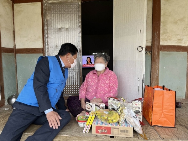 ▲무안군 현경면 지역사회보장협의체는 지난 23일부터 거동이 불편한 독거노인 등 취약계층 12가구를 대상으로 월 1회 제철과일과 밑반찬을 배달하는 서비스를 시작했다.(사진제공=무안군)