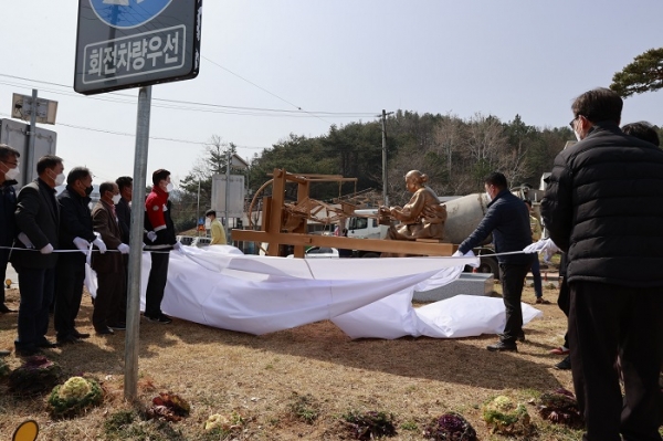 ▲보성군은 24일 복내면 소재지 회전교차로에서 ‘삼베 짜는 여인상 조형물’ 제막식을 개최했다.(사진제공=보성군)