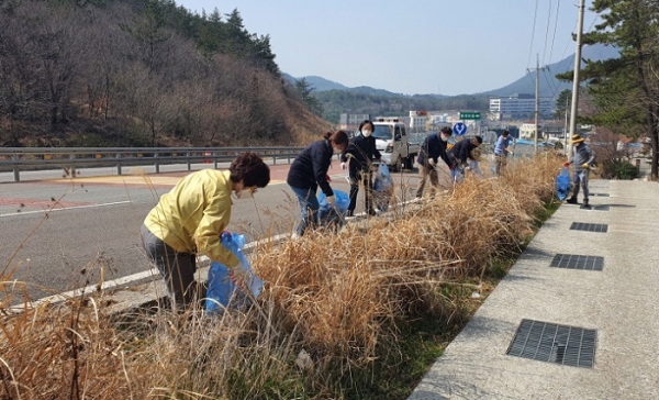 ▲고흥군 고흥읍은 새봄맞이 환경정화활동을 실시했다.(사진제공=고흥군)