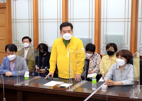 ▲지난해 6월 구충곤 화순군수가 장애인 단체 관계자들과 장애인 탈시설 추진과 관련한 간담회를 하고 있는 모습.(사진제공=화순군)