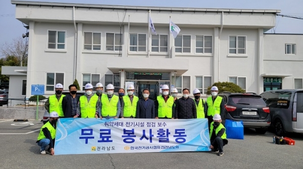 ▲담양군 대덕면은 최근 취약계층 50여 세대에게 LED전등 교체사업을 추진했다.(사진제공=담양군)