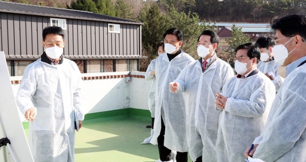 ▲전라남도는 28일 ‘깨끗한 축산농장’으로 지정된 장성 북일면 성산종돈장을 방문해 농장 현황을 둘러보고 농장 관계자를 격려했다.(사진제공=전라남도)