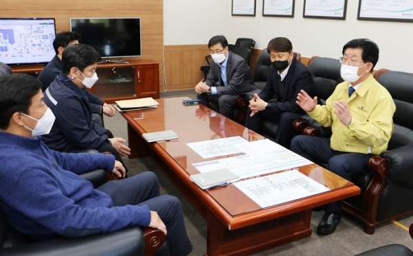 ▲강인규 나주시장이 29일 한국지역난방공사를 찾아 SRF열병합발전소 가동 강행에 대한 깊은 유감을 표명했다. 강 시장은 이날 입장문을 전달하고 즉각적인 발전소 가동 중단을 촉구했다.(사진제공=나주시)
