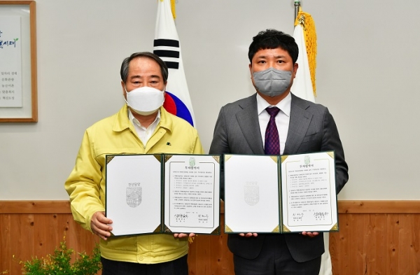 ▲담양군은 지난 29일 죽향산업주식회사와 미디어아트 전시관인 ‘딜라이트 담빛관’ 유치를 위한 투자협약을 체결했다.(사진제공=담양군)