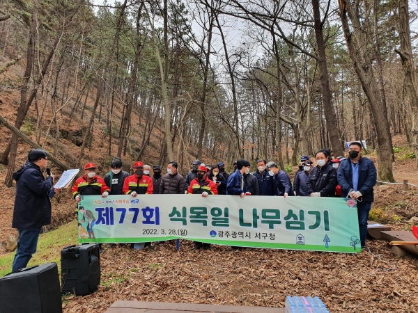 ▲광주 서구가 제77회 식목일을 맞아 서구 백마산 일원에 동백나무 200그루를 식재했다.(사진제공=광주 서구)