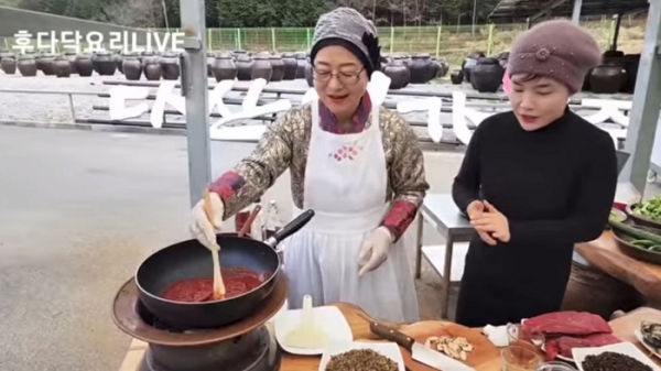 ▲지난 25일 파워 유튜버 후다닥요리와 강진군이 협업해 강진볶음고추장 홍보에 나섰다.(사진제공=강진군)