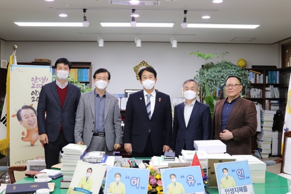 ▲순천시의회는 지난 30일 ‘2021 회계연도 결산검사’를 위한 결산검사위원을 위촉했다.(사진제공=순천시의회)