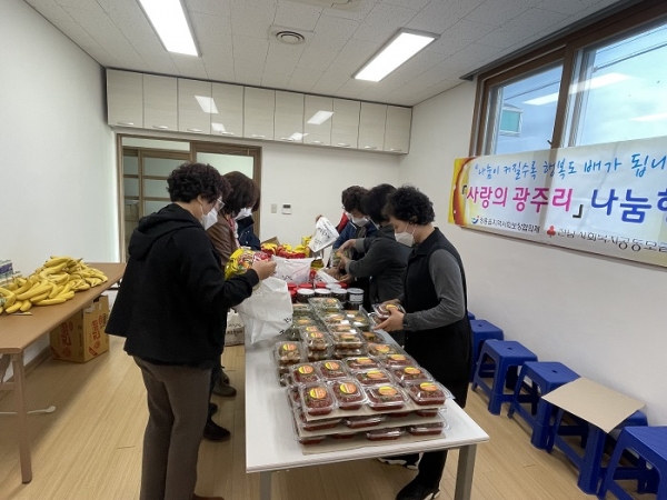 ▲장흥읍 지역사회보장협의체는 31일 ‘사랑의 광주리’나눔 행사를 가졌다.(사진제공=장흥군)