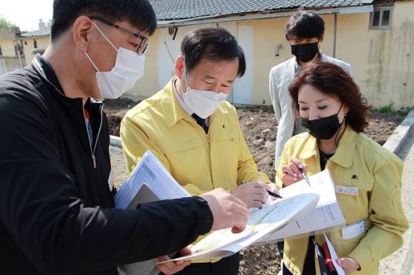 ▲정찬균 나주부시장(사진 가운데) 4일 강인규 시장의 제8회 지방선거 시장 예비후보 등록에 따라 오는 6월 1일(24시)까지 나주시장 권한대행 업무에 들어간다.(사진제공=나주시)