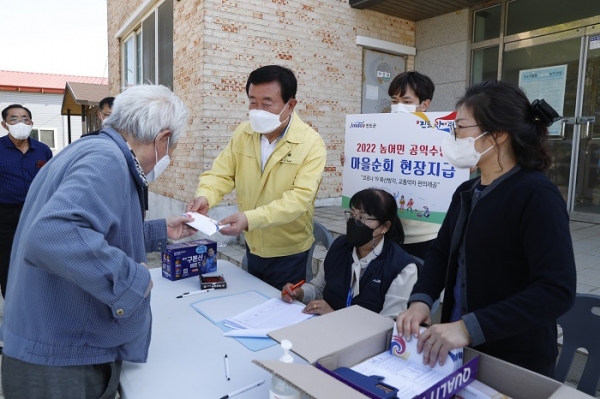 ▲이동진 진도군수가 마을을 순회하면서 지급되는 농어민 공익수당 지급 현장을 점검했다.(사진제공=진도군)