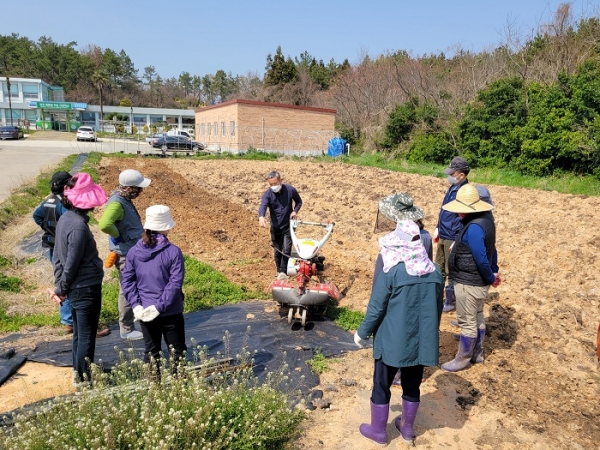 ▲강진체류형귀농사관학교 텃밭에서 농기계 교육을 실시했다.(사진제공=강진군)