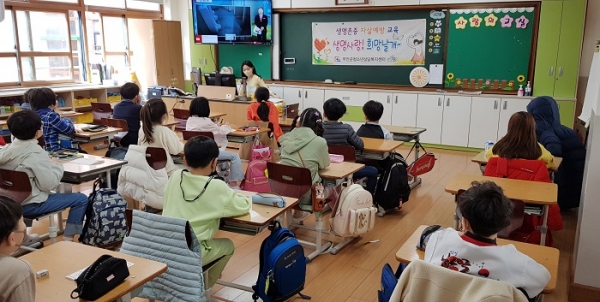 ▲무안군 청소년상담복지센터는 관내 초·중·고등학교에서 찾아가는 학교폭력, 자살, 자해 예방교육을 진행하고 있다.(사진제공=무안군)