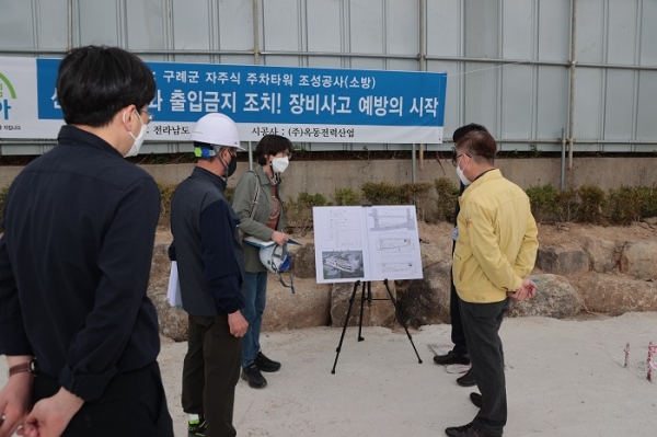 ▲이광동 구례군수 권한대행은 지난 13일 ‘자주식 주차타워 조성사업’ 공사 현장을 방문하여, 공사 관계자를 격려하는 한편 안전관리 실태 및 추진 현황을 점검했다.(사진제공=구례군)