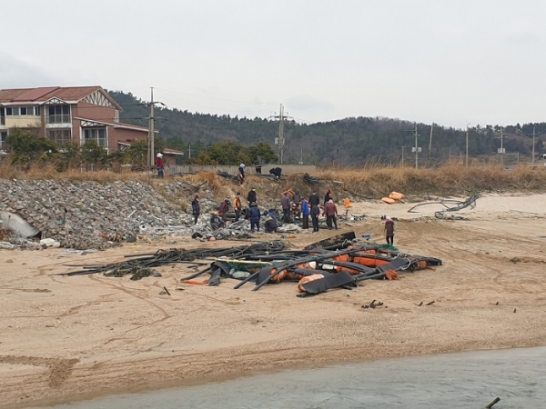 ▲진도군 고군면이 육상양식장 노후 인·배수라인과 해양 쓰레기를 수거했다.(사진제공=진도군)