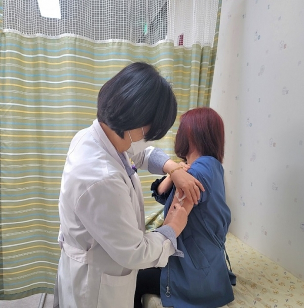▲보성군에서는 만65세 이상 어르신을 대상으로 폐렴구균 무료 예방접종을 진행하고 있다.(사진제공=보성군)