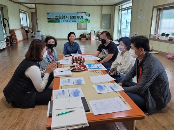▲지난 11일 옴천 엄지마을에서 농촌에서 살아보기 참여자 오리엔테이션을 실시했다.(사진제공=강진군)