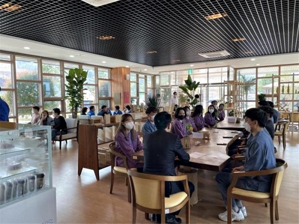 ▲장흥군 ‘실버카페 다올’이 문을 열고 본격적인 운영에 들어갔다.(사진제공=장흥군)