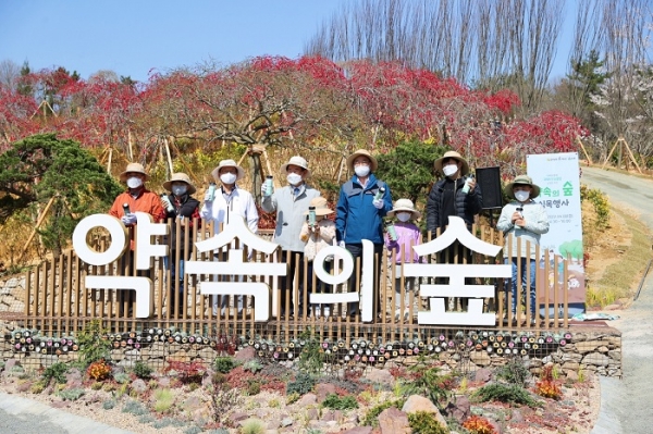▲솔라시도 기업도시 산이정원 약속의 숲 식목행사 모습(사진제공=해남군)