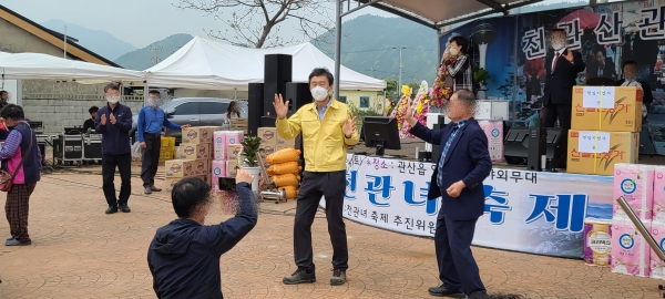 ▲지난 23일 ‘제2회 천관녀 축제’에서 임성수 부군수(군수 권한대행)등이 민방위복을 입은체 노래하고 춤을 주고 있다.(사진=독자제공)