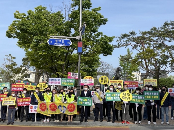 ▲진도군이 어린이 보호구역 안전문화운동 확산을 위한 교통안전 캠페인을 실시했다