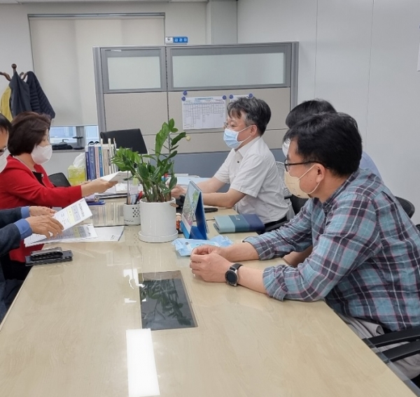 ▲지난 27일 유미자 강진군수 권한대행이 행정안전부를 방문해 지역 복지증진과 지낸안전관리 사업 등 지역 현안사업에 대해 지원해 줄 것을 건의했다.(사진제공=강진군)