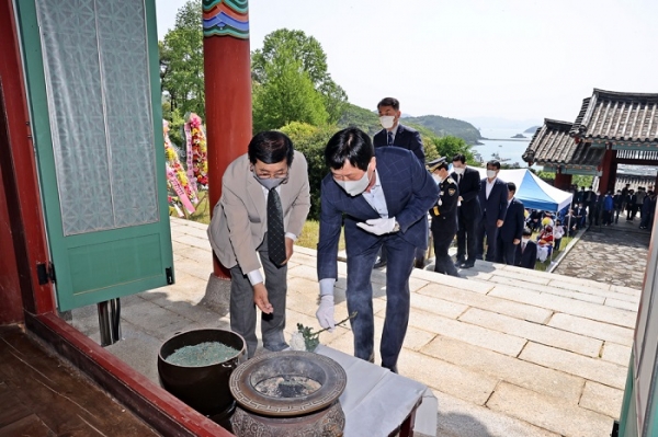 ▲고흥군은 지난 28일 ‘제477주년 충무공 이순신 탄신 기념 다례제’를 가졌다.(사진제공=고흥군)