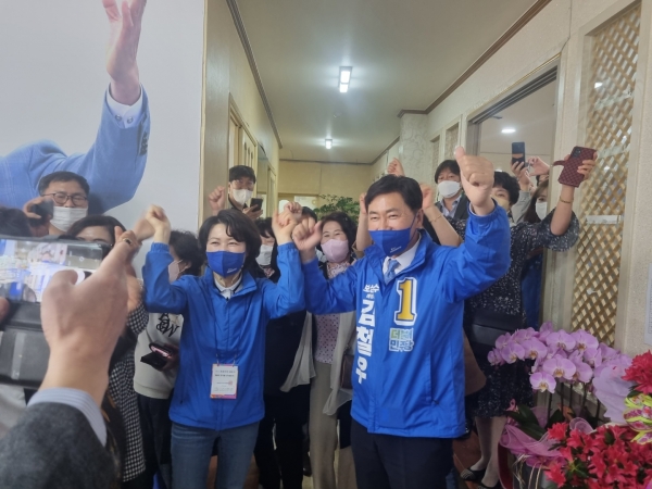 ▲김철우 보성군수와 군민들이 더불어민주당 보성군수 후보 공천 확정 후 환호하고 있다.(사진제공=김철우 예비후보)