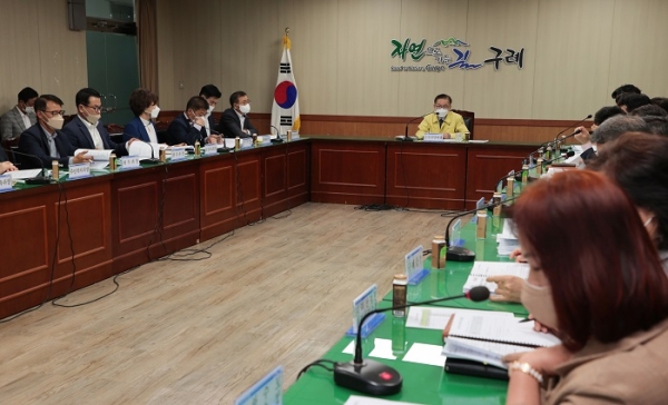 ▲이광동 군수 권한대행은 2일 실과장 정책토론회를 개최했다.(사진제공=구례군)
