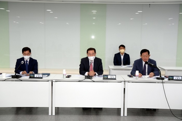 ▲이용섭 광주광역시장이 2일 오전 시청 회의실에서 열린 광주 AI-뉴딜추진위원회 제7차 회의 참석해 새정부 지역균형발전 패러다임 전환에 발맞춰 산업분야 국정과제 지역공약 현황을 청취하고 실행력 확보방안을 논의하고 있다.(사진제공=광주광역시)