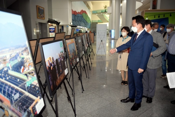 ▲문영훈 광주광역시 행정부시장이 3일 오전 시청 시민홀에서 열린 자매도시 체결 20주년 기념 광주-센다이 교류활동 사진전시회에 참석해 전시된 사진을 관람하고 있다.(사진제공=광주광역시)