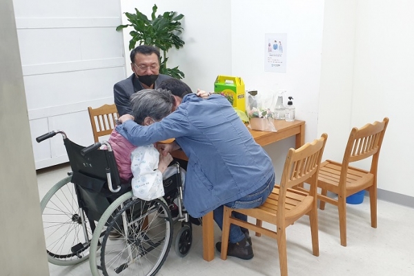 ▲무안군은 가정의 달을 맞아 오는 22일까지 요양병원 대면 접촉면회를 한시적으로 허용한다.(사진제공=무안군)